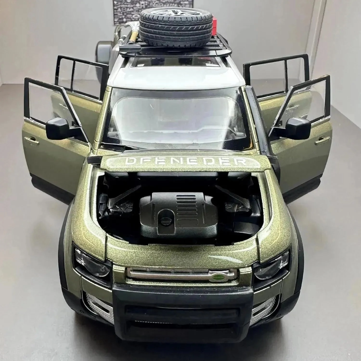 Diecast Defender Toy Car (1:22 Scale)