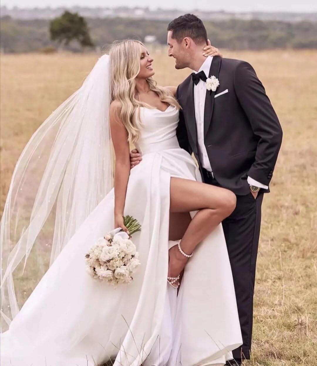 Long Sleeve Beach Wedding Dresses for Bride 2025 Elegant A Line Boho V-Neck Bridal Wedding Gowns