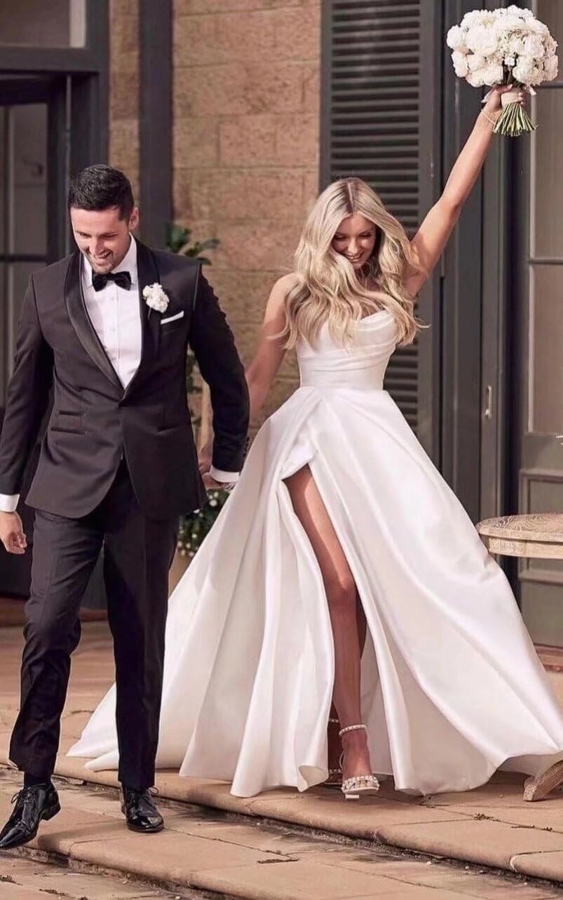 Long Sleeve Beach Wedding Dresses for Bride 2025 Elegant A Line Boho V-Neck Bridal Wedding Gowns