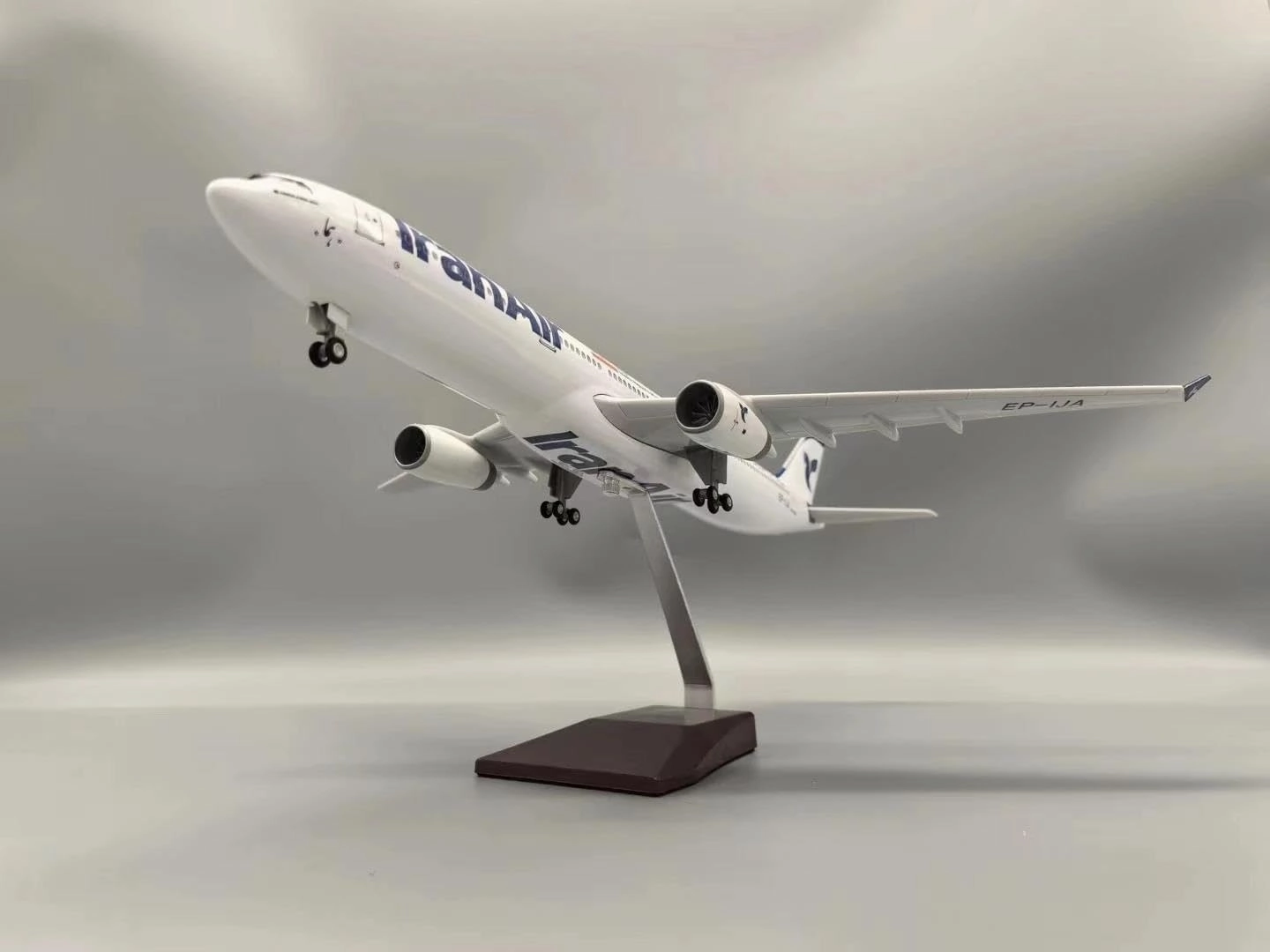 Metal Aircraft Model Toy Plane 47cm for A330 Model Iran W Landing Gear Wheels Lights Resin Aircraft Collectible Toy Model Plane Aviation Enthusiasts(with Light)