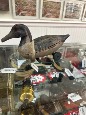 Vintage pull toy duck (cracked missing wheels)